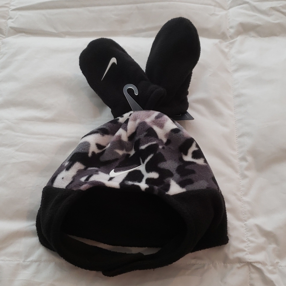 Nike Infant Hat and Mitten Set